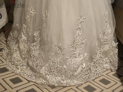 فستان زفاف ابيض وطرحه بيضاء شكله على الطبيعه تحفه