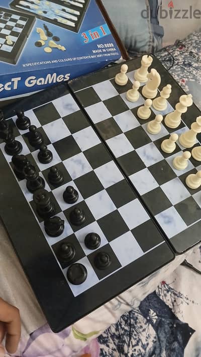 لعبه شطرنج و لعبه طوله كامله الحجم وسط