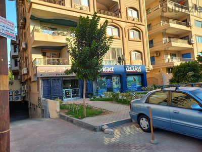 صيدلية ٥٢ م للبيع موقع متميز جدا شارع رئيسى مهم فى قلب شيراتون المطار