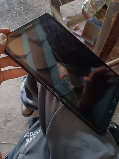 تابلت للبيع استعمال في كسر خفيف في الشاشه والعدسه بتاعت الكاميرا معاه