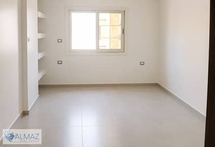 شقة فاضيه 225 متر للإيجار في اللوتس الشماليه في التجمع الخامس يحده مباشرة شارع التسعين الشمالي