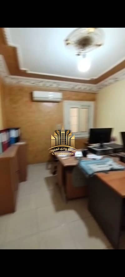 شقه للبيع في مدينه عباد الرحمن خلف نادي الصيد مباشره على الطريق الدائري المعادي مساحه 95 متر ثلاث غرف وريسبشن قطعتين حمام ومطبخ تشطيب سوبر لوكس يوجد غاز طبيعي يوجد بها ثلاث تكييفات والمطبخ والسخان دور خامس 2 اسانسير يوجد جميع الخدمات اول مالك من الشركه مط