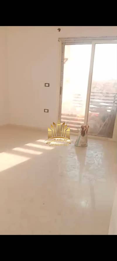 شقه للايجار في المعادي جاردنز على الطريق الدائري المعادي       اول سكن 3 غرف و 2 حمام ريسبشن قطعتين كبار وجها بالكامل غير مجروحه تشطيب هاي لوكس دور اول علوي اسانسير يوجد جميع الخدمات امن 24 ساعه كاميرات مراقبه مدخل فخم جدا مطلوب شهر ايجار شهرين تامين الاي