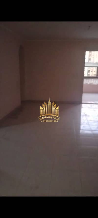 Apartment for rent in Baron City Compound, Maadi Ring Road, next to Sama Tower, Cairo. Area 156 sqm, super lux finishing. Third floor, not damaged. Three rooms and 2 bathrooms, large reception and large balcony. Equipped with gas and electricity meter. 15,000 required, two months deposit and one month rent.