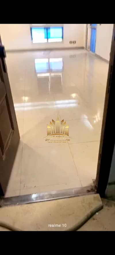 شقه للايجار كمباوند البارون سيتي ثلاث غرف ثلاث حمامات تشطيب سوبر لوكس واجهه  دور اول يوجد اتنين اسانسير يوجد غاز طبيعي  مطلوب 15000