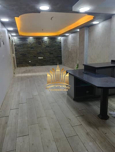 شقه سكنيه او اداري للايجار أرضى بجاردن الحي التامن. . . الهضبه الوسطى. . . المقطم  خطوات لبنزينه وطنيه ارضيه باركيه  جبسن بورد جاردن كبيره بحيطان حجر و باب حديد و شبابيك ألومنتال  تشطيب مودرن سوبر لوكس غرفتين  ريسبشن 3 قطع  مطبخ أمريكان راكب به شفاط حديث   حم