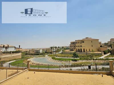 فيلا فاخرة للإيجار في أب تاون كايرو سيليستا هيلز Uptown Cairo Celesta Hills New Cairo 305 متر مباني و680 متر أرض 4 غرف نوم فيو مباشر على البحيرة