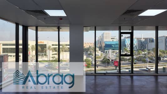 للايجار مكتب 90م بالتكيفات فيو بانوراما علي كابيتال بيزنس بارك و البلازا في قلب الشيخ زايد