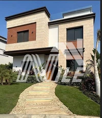 فيلا مستقله 431 متر للبيع فيو علي حمام سباحه و لاند سكيب جاهزه للاستلام في ازار القاهره الجديده