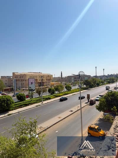 الحي التالت مجاوره 1 امام البنك الاهلي ومول النسر الرئيسي. امام الجامعه الروسيه