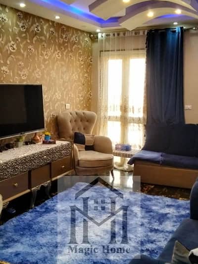 Golden opportunity to own a spacious roof apartment in a vibrant prime location with full services, elevator, and security. Act fast!