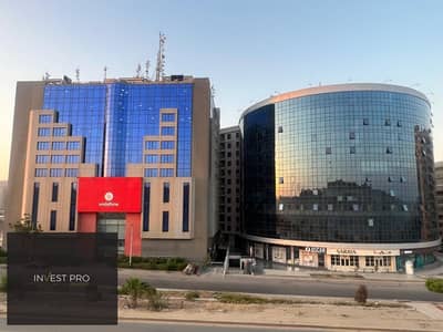 مكتب للبيع 91 م في ريحانه بلازا بجوار مبنى فودافون واجهة بالكامل على زهراء المعادى مباشرة