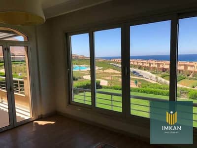 A chalet for sale in Telal Ain Sokhna, fully finished and equipped with air conditioning and a kitchen. It features two bedrooms and offers views of b