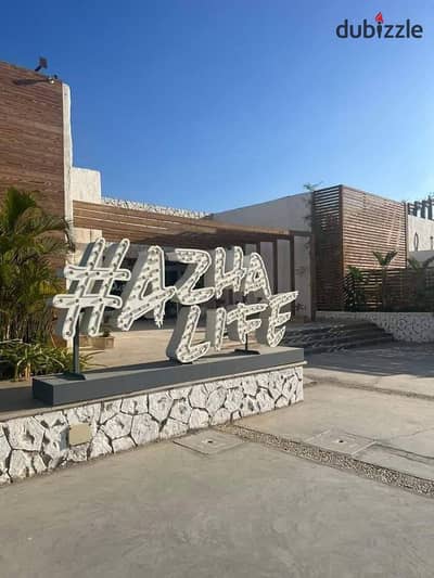 شاليه للبيع في ازها azha بإطلالة بحرية في أحد أرقى منتجعات الساحل الشمالي في أزها رأس الحكمة.  تشطيب كامل مع وحدات تكييف.