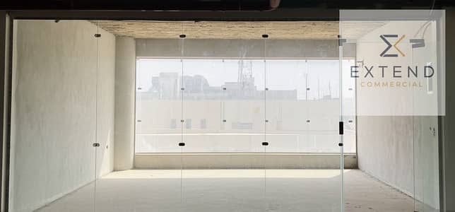 In a strategic location with a large daily visitor traffic, a retail store for rent with an area of 100m in the heart of 6th of October on the central axis inside a shopping mall, suitable for multiple activities.