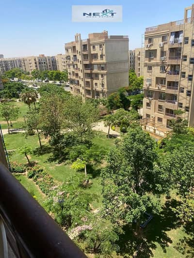  للإيجار في مدينتي – مفروش b6   المساحة: 90 م²   التقسيمة: غرفتا نوم + حمام   الفيو: جاردن   الإيجار: 17,000 جنيه شهريًا  شقة مفروشة بالكامل