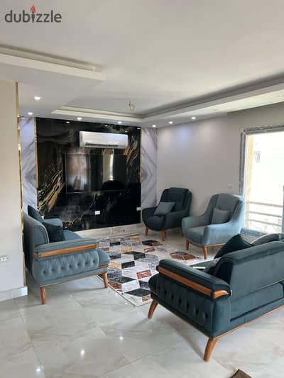 شقه 3 غرف بالفرش والتكييفات لاندسكيب فيو بموقع مميز في كومباوند زا سكوير
