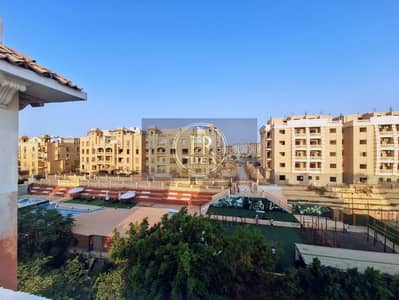 للايجار بالمستثمرين الشماليه أمام الرحاب و بالقرب من جاردن 8 و مكسيم مول
