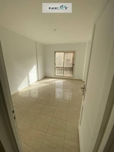 **For Rent in Madinaty – New Law**  **Area:** B1 * **Area:** 135 m² * **Layout:** 3 Bedrooms + 2 Bathrooms * Finishing:** View Garden Company Finish