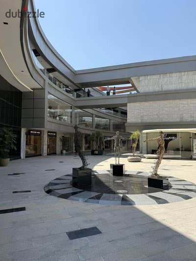محل تجاري للبيع في مدينة الشروق، بموقع استراتيجي على شارع رئيسي، بالقرب من الجامعة البريطانية، داخل منطقة ذات كثافة سكانية عالية، مما يجعله فرصة مميزة