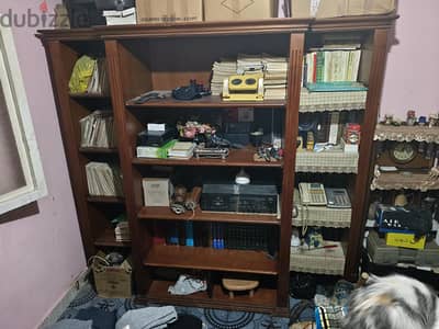 مكتبة كبيرة للبيع