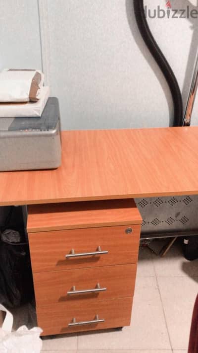 مكتب خشبى بشاسيه معدنى + وحده ادراج
