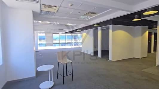 Administrative office for rent, 722 meters, at a bargain price in a prime location in New Cairo, directly on 90th Street, finished with AC's