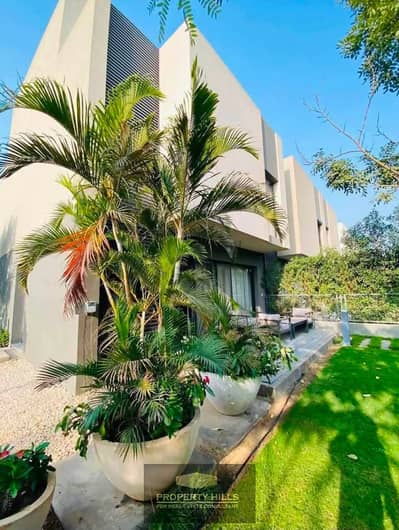For sale, a 3-story villa with a view of the golf courses next to the Al Jazeera Club and Palm Hills, just minutes from Arkan Plaza.