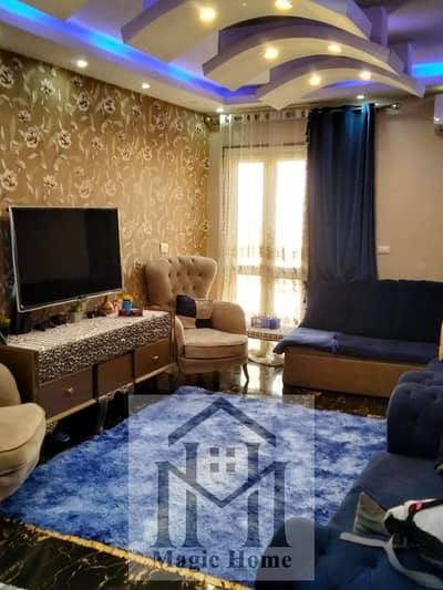 Golden opportunity to own a spacious roof apartment in a vibrant prime location with full services, elevator, and security. Act fast!