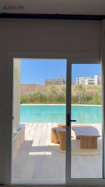 شاليه متشطب بالكامل بالتكيفات بفخامة عالية بإطلالة بانورامية على البحر ولاجون في قلب رأس الحكمة