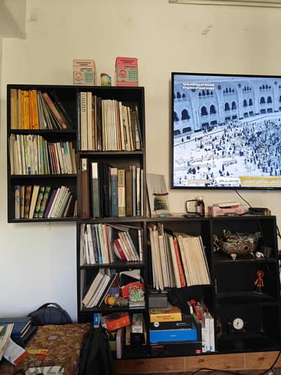 وحدة مكتبية معلقة حائطية سوداء اللون بحالة ممتازة