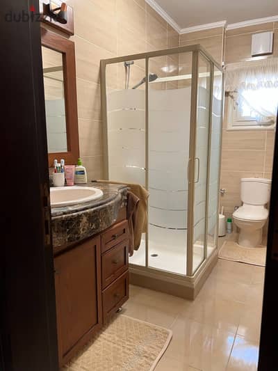 Apartment for sale in the first assembly in a strategic location at Al-Banasij 8 near North 90th Street and overlooking a garden area of 200 m consisting of 3 rooms - reception - kitchen -