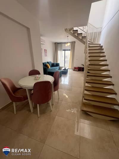 بنتهاوس فاخر للإيجار في مراسم فيفث سكوير | مفروش بالكامل | روف 125 متر | جاهز للسكن