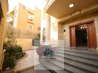 Villa individuelle à vendre au cœur de Sheikh Zayed City, emplacement de choix et excellente affaire pour une vente rapide. Prestations ultra-luxueuse