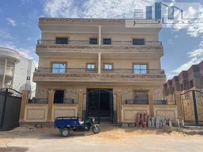 شقة للبيع 210م بحديقة بالحى الرابع مدينة الشروق