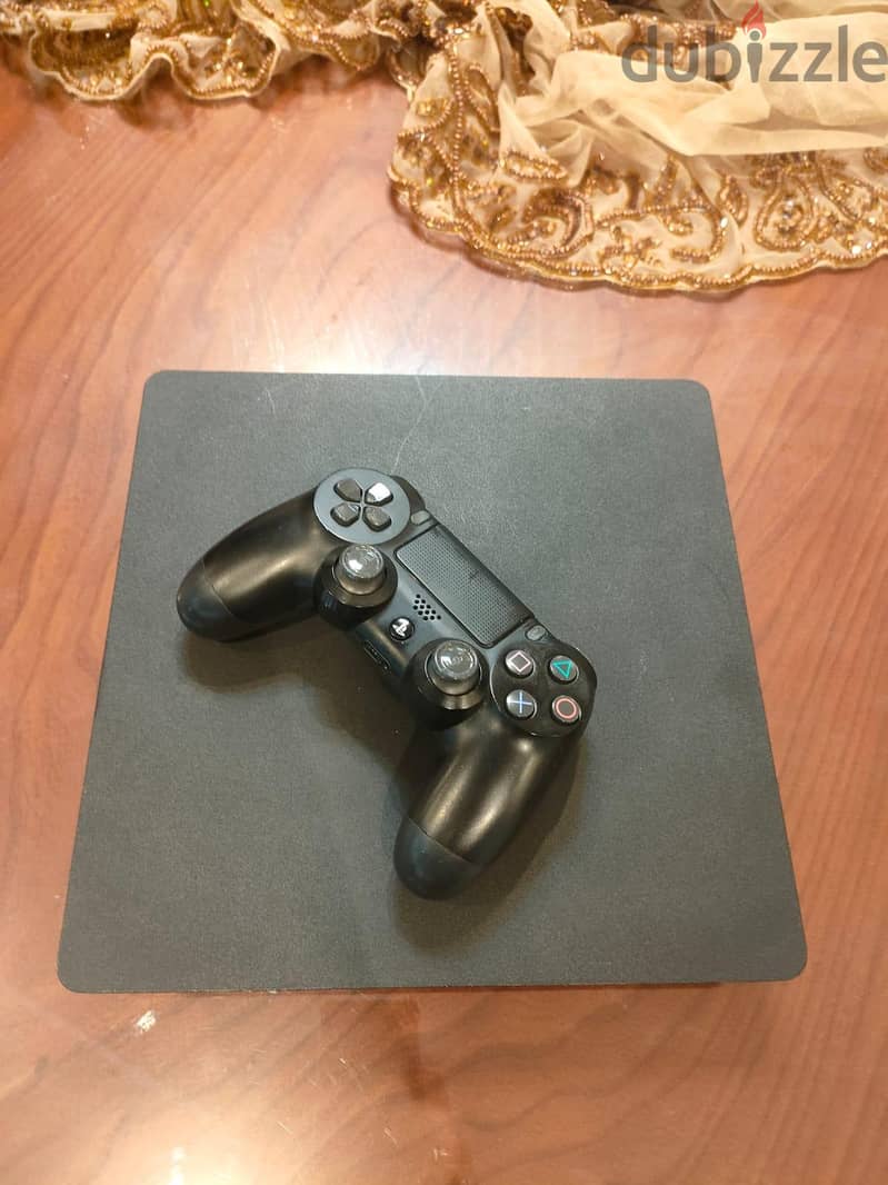 PlayStation 4 slim 1