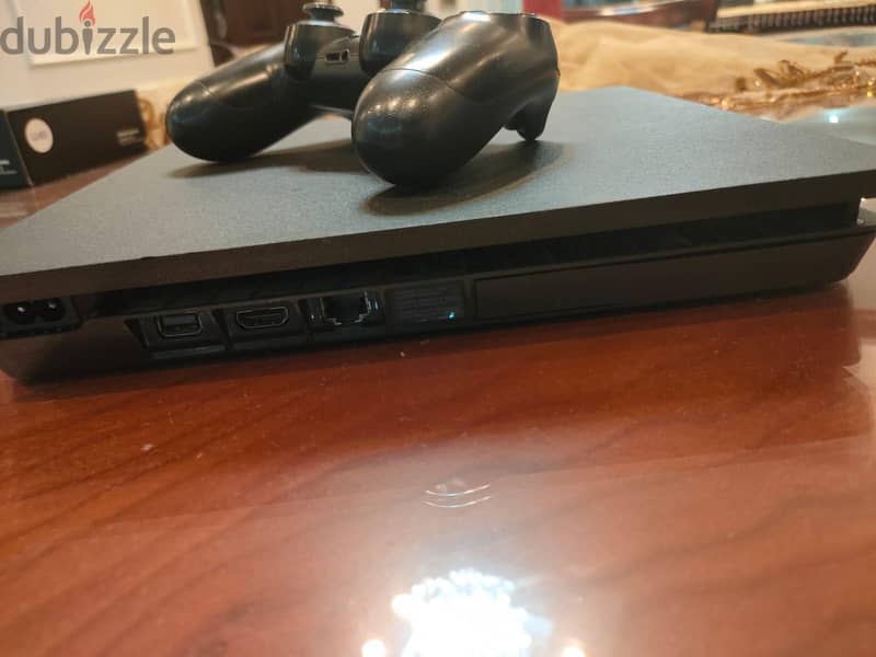 PlayStation 4 slim 2