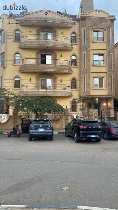 شقه للبيع بيفرلي هيلز الشيخ زايد مساحه 374متر 5غرف 4حمام مطبخ كبير ريسبشن كبير الدور التالت اسانسير تشطيب سوبر لوكس بجور جميع الخدمات