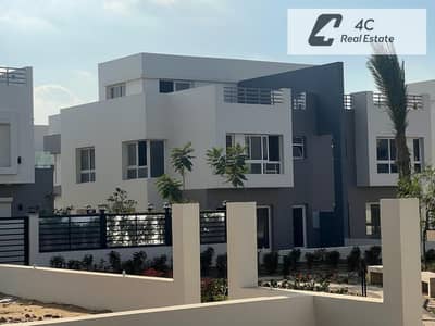 Corner townhouse for sale in installments in Hyde Park, Fifth Settlement, with an open view landscape, at a special price negotiable, ready for viewn
