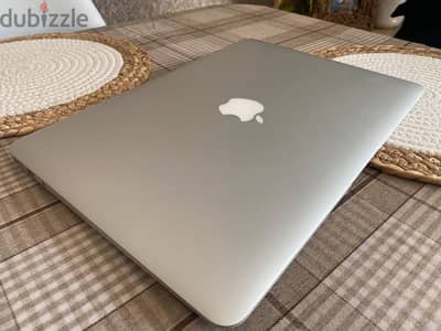 بنصف سعره حالتة زيرو Apple Macbook Air يعمل بصورة ممتازة