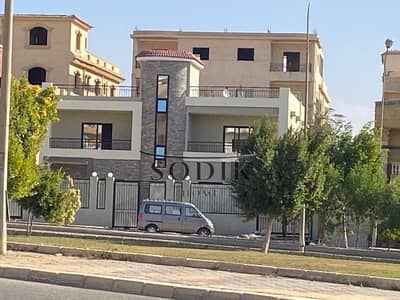 If you're looking for privacy and tranquility for you and your family, now's your chance to own a complete villa in a very prime location in the Fourt