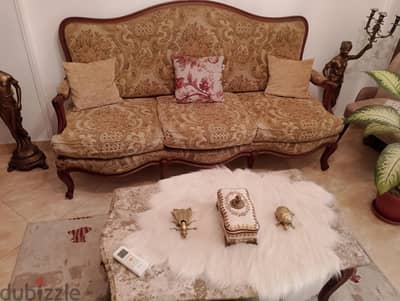 صالون كلاسيك بنى+ لون جملى مزركش خشب دهان بنى مط كنبة و عدد ٢ كرسى