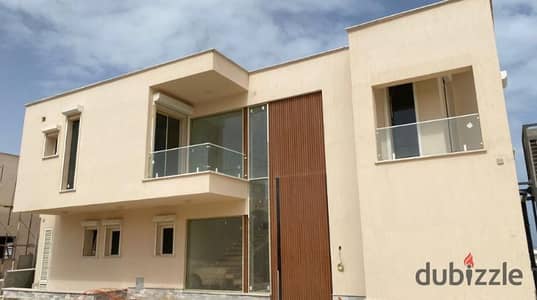 تاون هاوس فيو مميز علي البحر في دايركشن وايت في راس الحكمة جانب جايا و كالي كوست