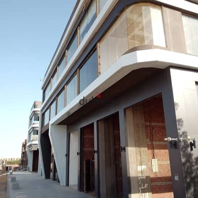 Commercial store with a facade on Plaza 36 meters and an external area of 22 meters height 6 meters October Gardens Mall Jara