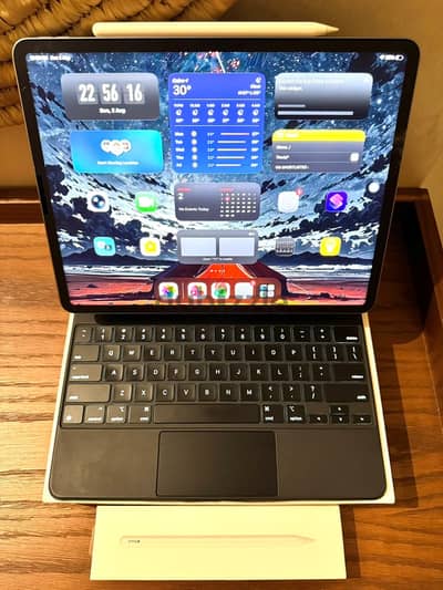 Apple iPad Pro 12.9” M2 (6th Generation) 256GB Wi-Fi + Magic Keyboard