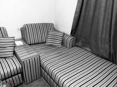 ركنة وترابيزة صغيرة بالزجاج