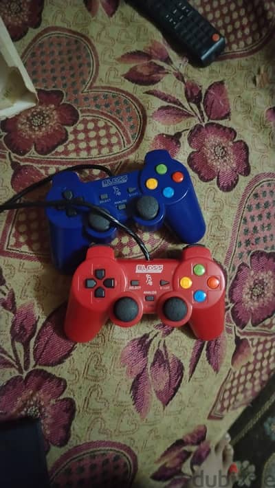 بلايستيشن 2 م ps2 عدل ومعاه دراعين للبيع او بدل ب بلايستيشن ٣ ودفع فرق