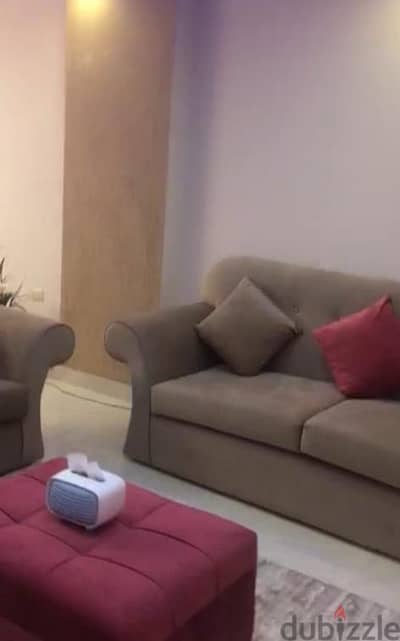 انتريه كامل 4 قطع (كنبة كبيرة + كنبة + 2 فوتيه) بحالة ممتازة