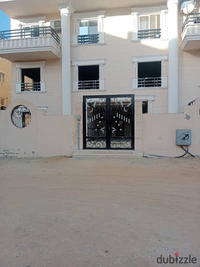 Apartment 235 m Al-Qarnfal Villas Second Floor Elevator Big Garden View