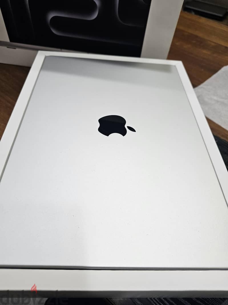 MacBook Pro M3 1tera ssd 14 inch عرض 1